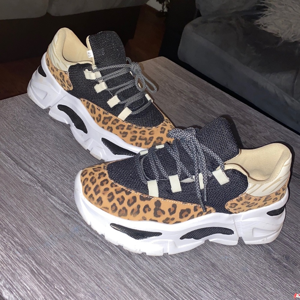 Tennis shoes platform